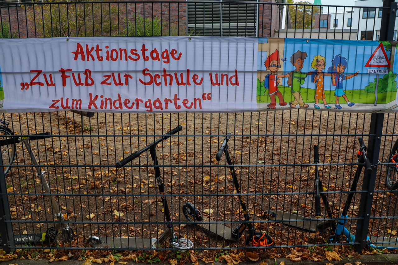 001 Zu Fuss zur Schule Regenbogen GS RO 09 2023 0082 2