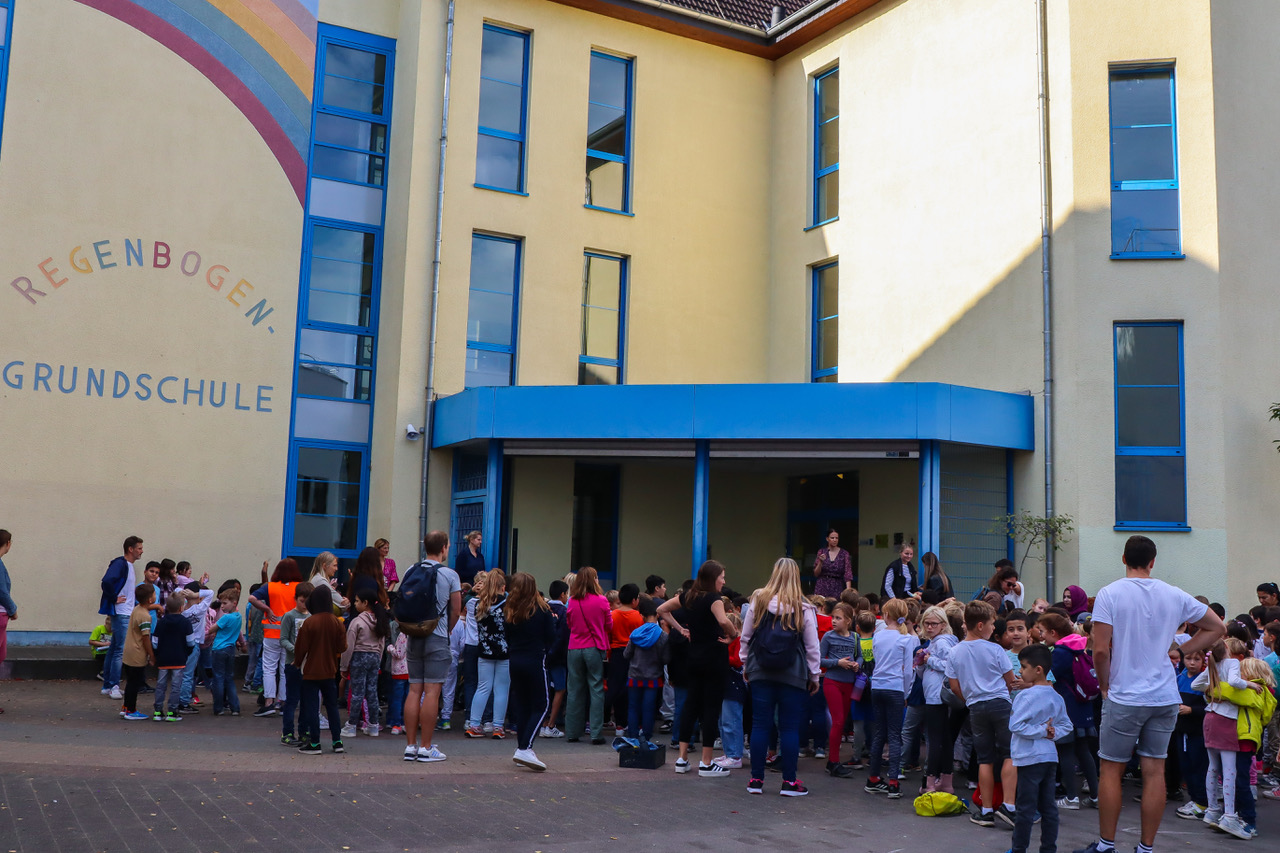 001 Zu Fuss zur Schule Regenbogen GS RO 09 2023 0159 3