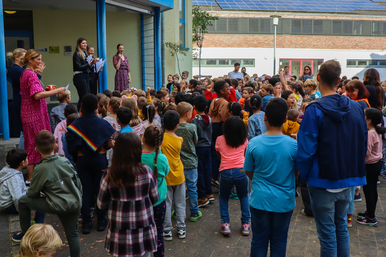 001 Zu Fuss zur Schule Regenbogen GS RO 09 2023 0161 3