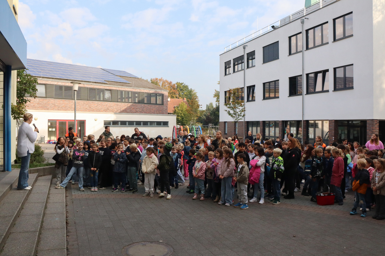 Zu Fuázur Schule Regenbogen GS RO 09 2025 4607