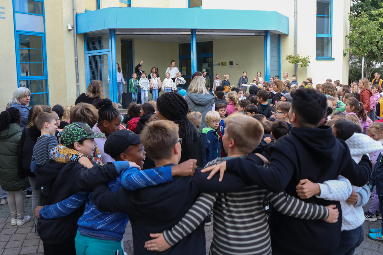 Zu Fuázur Schule Regenbogen GS RO 09 2025 4712